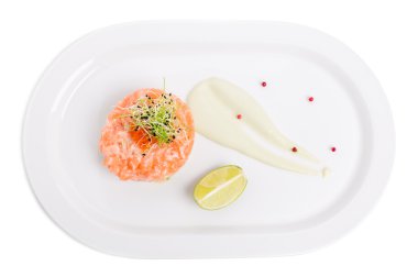 Avokado ve kırmızı havyar ile Somon tartar.