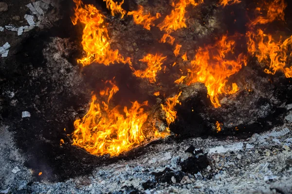 Rött och gult burning flames. — Stockfoto