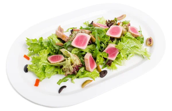 Filé de atum grelhado na mistura de salada fresca . — Fotografia de Stock