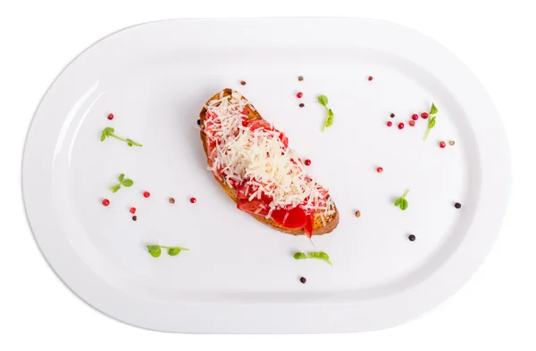 Bruschetta con tomates y parmesano rallado . — Foto de Stock