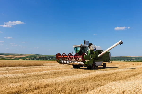 Buğday tarlasında çalışan hasatçıyı birleştirin..