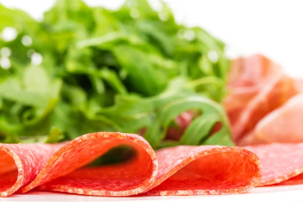Heerlijke Italiaanse salami met rucola. — Stockfoto