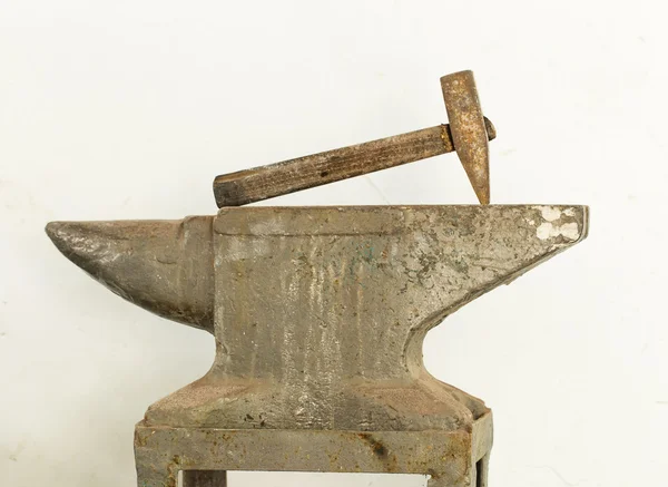 Eski çekiç ve örs araçları.