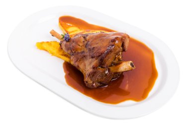 Kızarmış kuzu incik polenta ile.