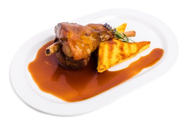 Kızarmış kuzu incik polenta ile.