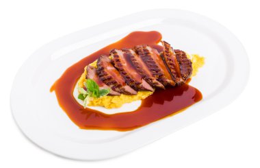 Kızarmış ördek göğsü mango püresi üzerinde.