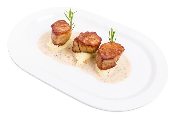 Filet de porc frit médaillons sur purée de pommes de terre . — Photo