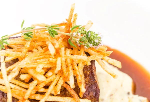 Leckeres Filetsteak mit Pommes frites. — Stockfoto