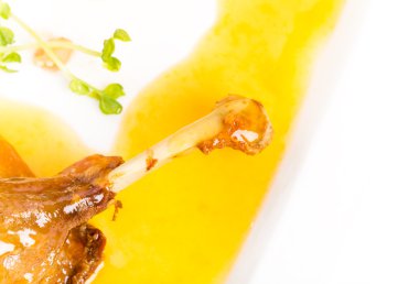 Ördek confit Sarı sos ile bacak.