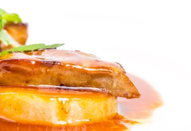 Lezzetli kaz ciğeri üzerinde pişmiş armut.