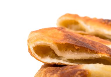 Lezzetli dilimlenmiş puf pasta patates ile. 