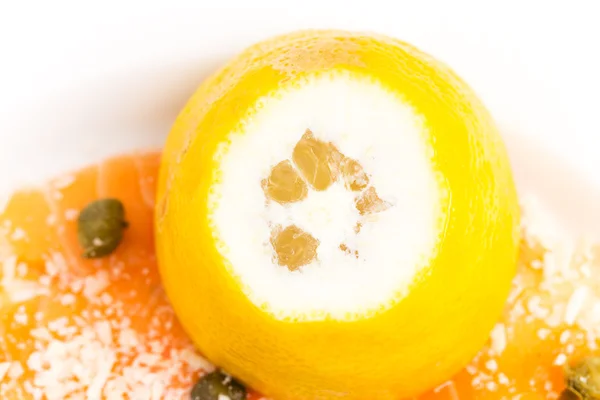 Smakelijke carpaccio van zalm met citroen. — Stockfoto