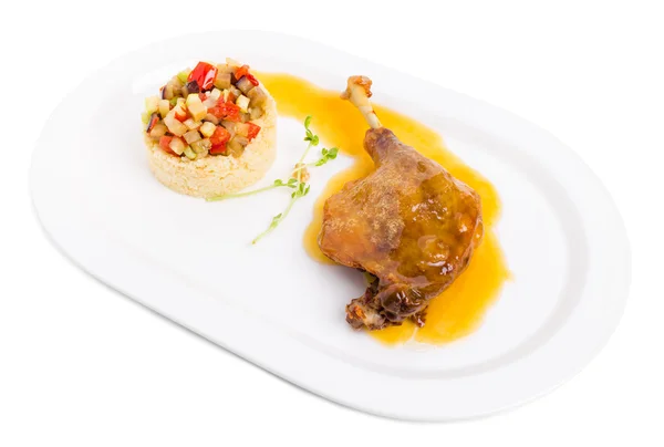 Confit de cuisse de canard au couscous et légumes . — Photo