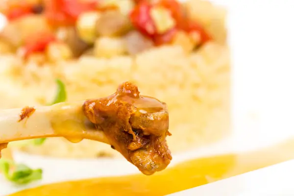 Entenkeule Confit mit Couscous und Gemüse. — Stockfoto