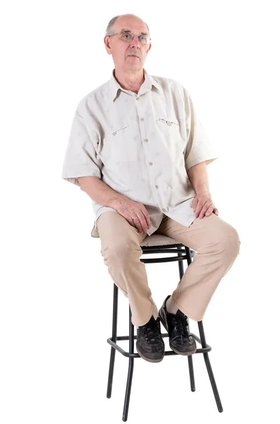 Stary człowiek siedzi na krześle.. — Zdjęcie stockowe