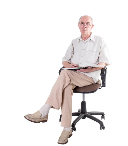 Viejo en vasos con carpeta y bolígrafo . — Foto de Stock