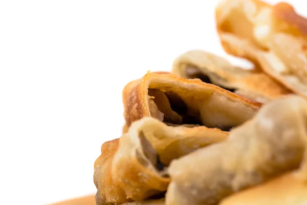 Deliciosa torta de sopro fatiada com cogumelos . — Fotografia de Stock