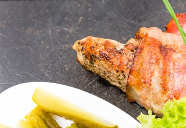 Domuz eti bonfile otlar ve sarımsak ile doldurulmuş.