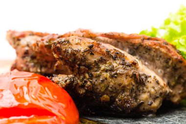 Lezzetli sebzeli ızgara domuz filetosu.