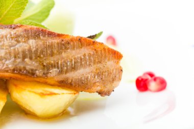 Kızarmış patates ile ızgara somon fileto.