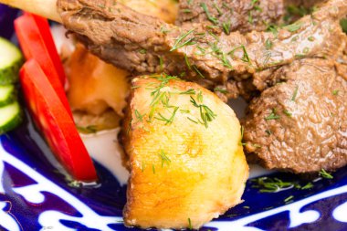 Sebze garnitür ile pişmiş kuzu rafları.