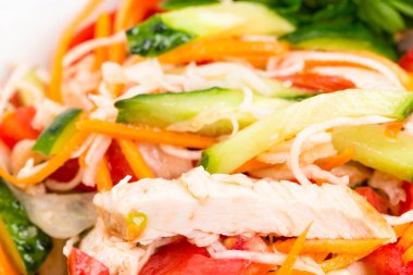 Rendelenmiş havuç ile Doğu Tavuk salatası.