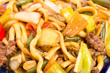 Erişte ve haşlanmış sebzeler ile pişmiş kuzu.