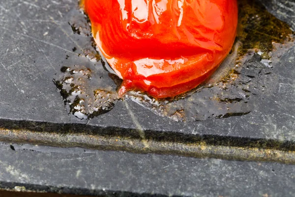 Tomate fresco grelhado na panela de metal . — Fotografia de Stock