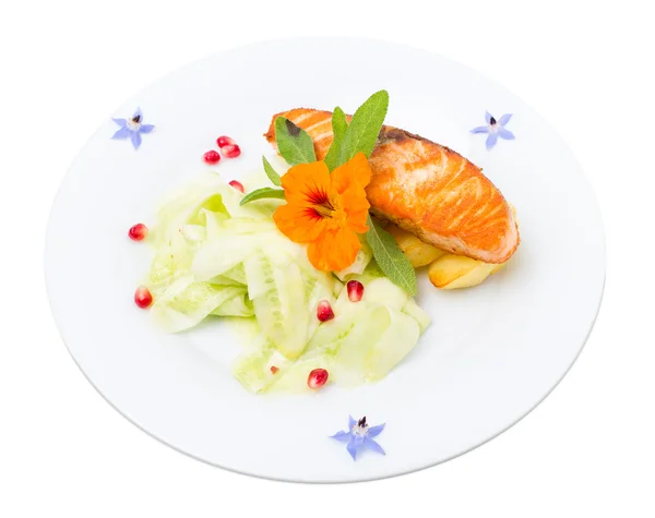 Grilled salmon fillet with sliced cucumbers. — Stock Photo, Image