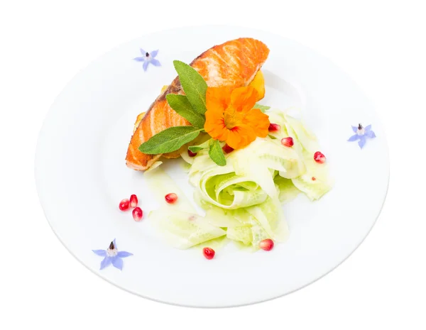 Grilled salmon fillet with sliced cucumbers. — Stock Photo, Image