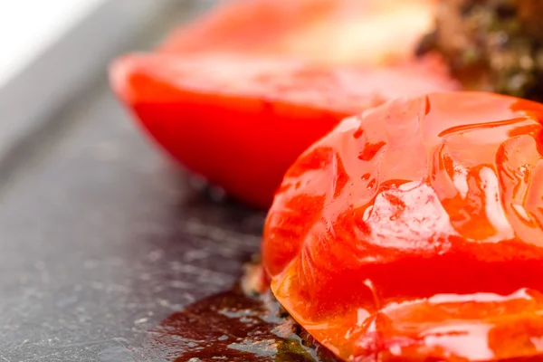 Pan świeże grillowane pomidory na metalu. — Zdjęcie stockowe