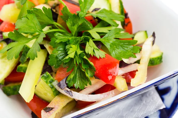Salade de légumes traditionnelle orientale . — Photo