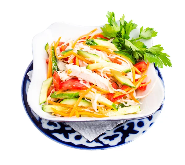 Chinesischer Hühnersalat mit Gurken und Tomaten. — Stockfoto