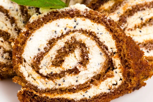 Heerlijk swiss roll met roomkaas. — Stockfoto