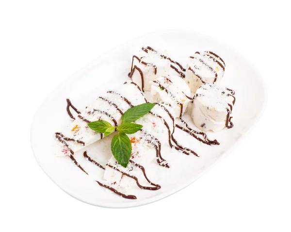 Orientalisches köstliches Nougat-Dessert. — Stockfoto