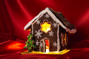 Noel sırlı zencefilli ev tatlı çam ile.