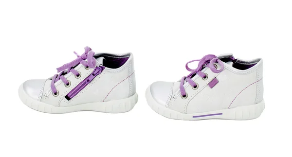 Witte lederen sneakers met paarse schoenveter. — Stockfoto