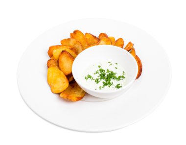 Kızarmış patates dilimleri tartar sosu ile.
