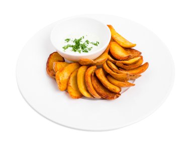Kızarmış patates dilimleri tartar sosu ile.