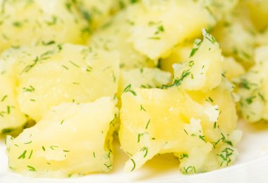 Püresi patates ve kıyılmış dereotu ile kaplı.