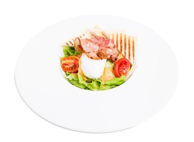 Sıcak domuz pastırması mozzarella ve domates salatası.