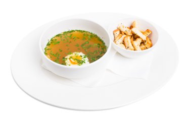 Yumurta ve ekmek kırıntısı ile tavuk bouillon.