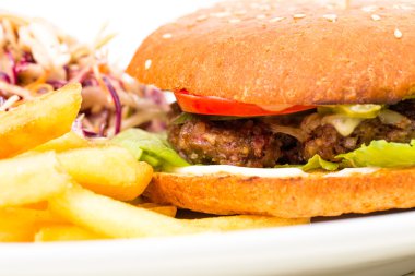 Patates kızartmalı tavuk burger..