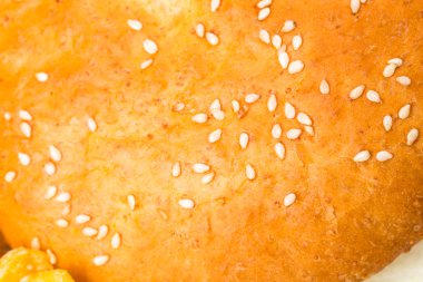 Burger topuz susam ile tepesinde.