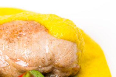 Kavrulmuş tavuk fileto safran köpük ile.