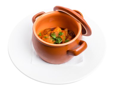 Demlenmiş Domuz eti ve patates güveç tencerede.