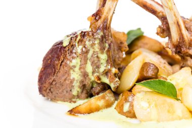 Yeşil tereyağı ile ızgara kuzu rafları.