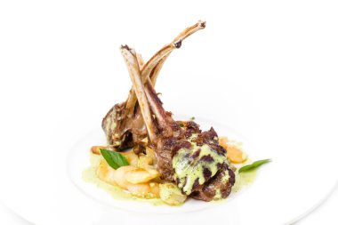 Yeşil tereyağı ile ızgara kuzu rafları.