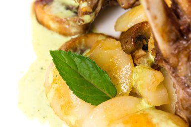 Fırında patates ve kuzu raflar portre.