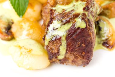 Yeşil tereyağı ile ızgara kuzu rafları.